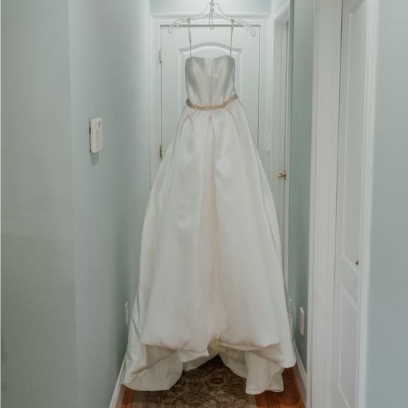 Elegant Satin Ball Gown Wedding dress - strapless, timeless design. - Picture 2 of 4